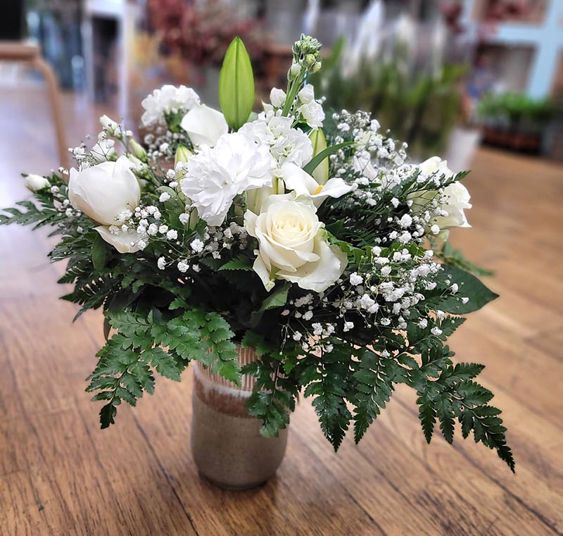 Composition florale délicate pour témoigner de votre attention, une création Pom’Violette