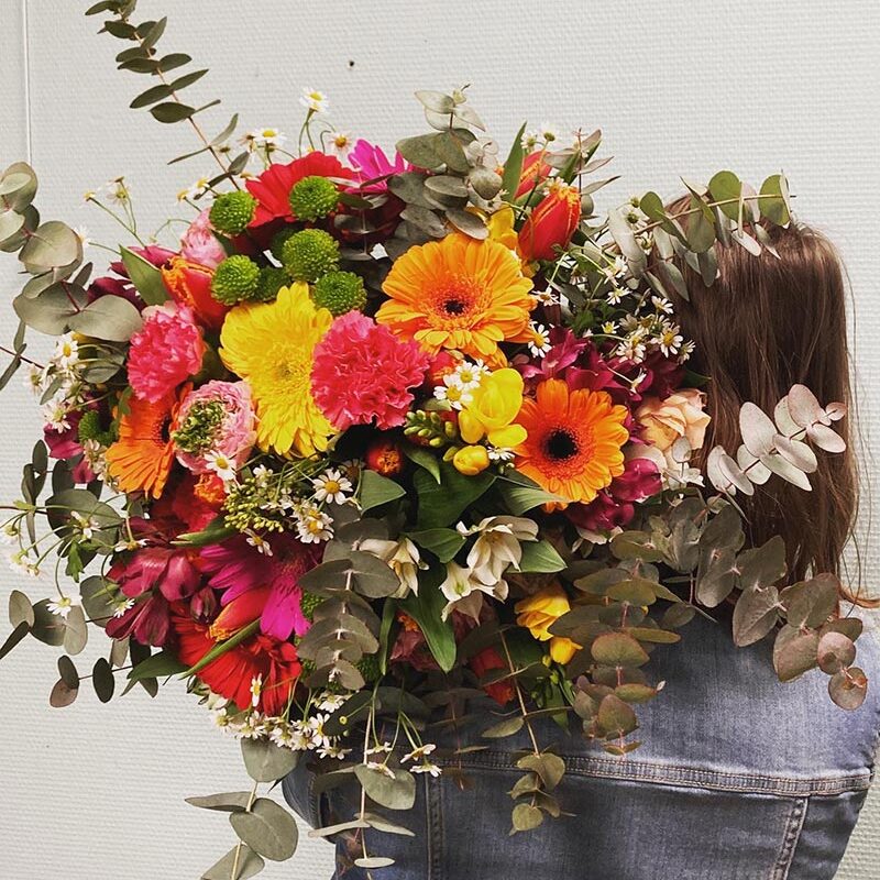 Bouquet de fleurs pour féliciter un proche, une création florale par Pom’Violette