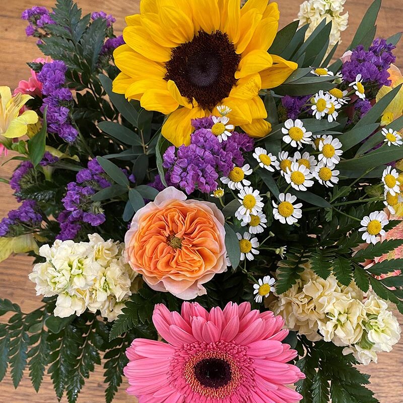 Bouquet de saison créé par l’artisan fleuriste Pom’Violette, idéal à offrir en toute occasion
