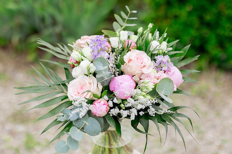Bouquet de mariage composé de fleurs fraîches, une création florale signée Pom’Violette