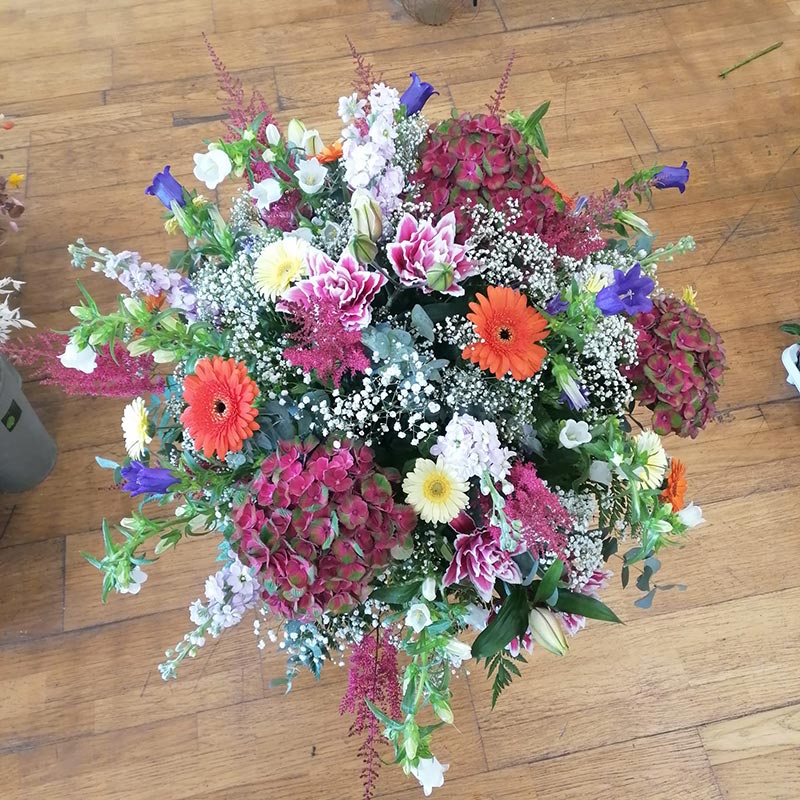 Bouquet de fleurs pour adresser un message joyeux, signé par l’atelier Pom’Violette