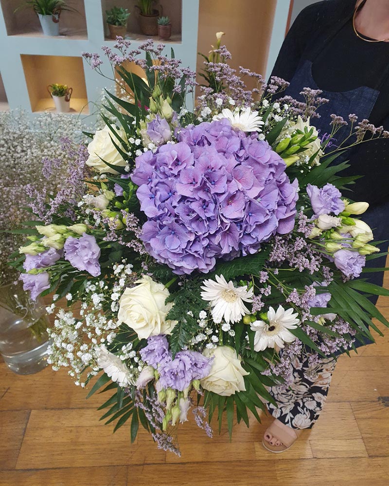 Bouquet de fleurs pour transmettre un message de rétablissement et d’optimisme, réalisé par Pom’Violette