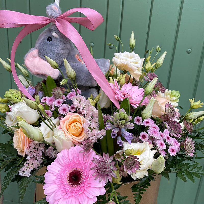 Bouquet de fleurs fraîches pour célébrer une naissance, une création florale Pom’Violette