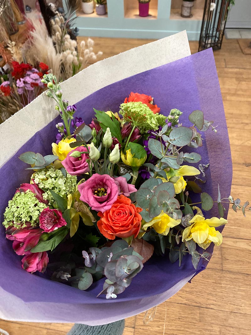 Composition florale de félicitations pour célébrer un succès, imaginée par Pom’Violette