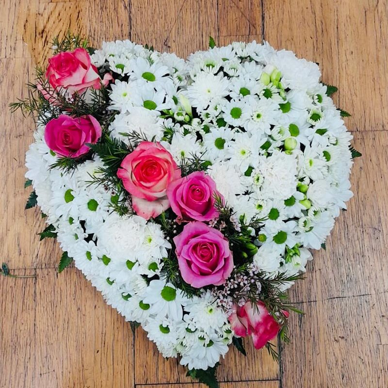 Composition florale funéraire en forme de cœur avec roses et fleurs blanches – Pom’Violette