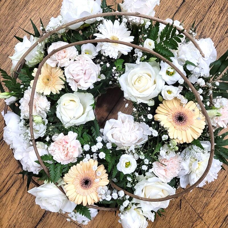 Couronne de fleurs blanches pour cérémonie d’hommage, création par Pom’Violette