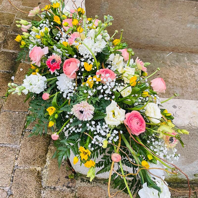 Gerbe florale dans les tons blanc, rose et jaune pour cérémonie de deuil – création Pom’Violette