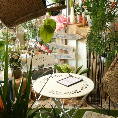 Scène de vie dans la boutique, entre fleurs fraîches et accueil chaleureux