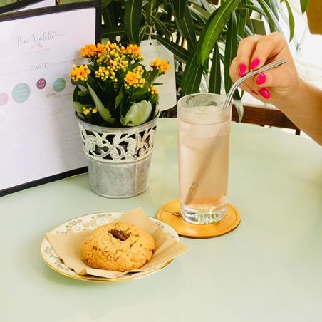 Vue intérieure du coin café mêlant fleurs fraîches et ambiance conviviale chez Pom’Violette