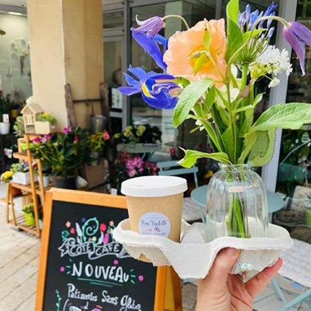 Espace café-fleur chaleureux au sein de la boutique Pom’Violette