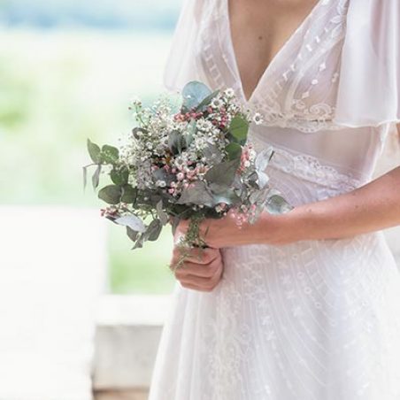 Arrangement fleuri élégant et de saison