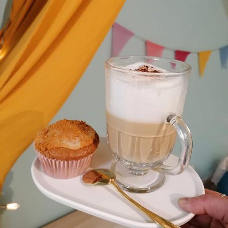 Pause gourmande entourée de créations florales, proposée par Pom’Violette