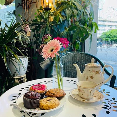 Vue intérieure du coin café mêlant fleurs fraîches et ambiance conviviale chez Pom’Violette